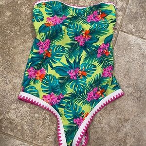 Beautiful BNWOT Betsy Johnson Palm one piece